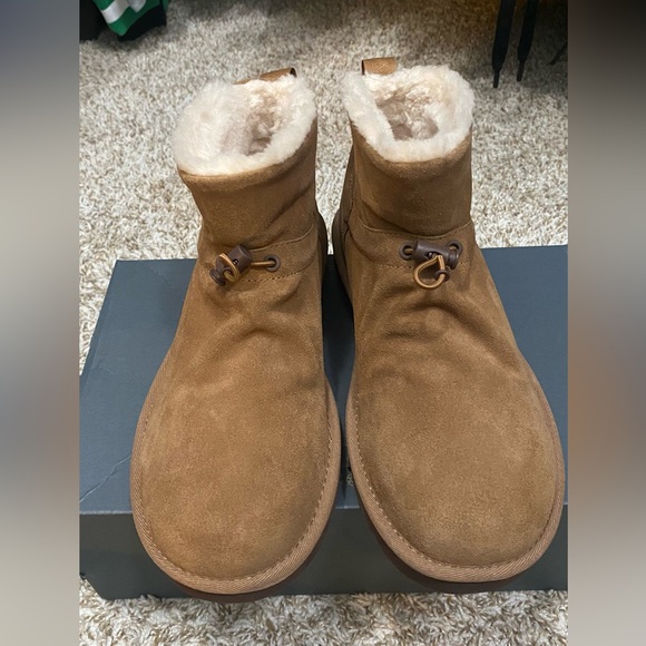 UGG CLASSIC MINI TOGGLER ANKLE WOMEN'S BOOTS New no box never worn - Picture 1 of 7